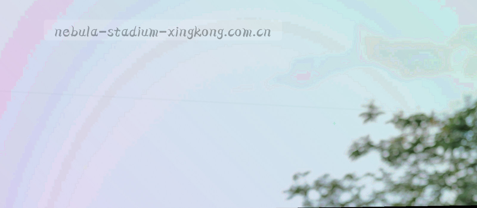 深空蓝背景上一圈半透明玻璃环，环内散布细小冷色光点，表达数据边界的收束与保护